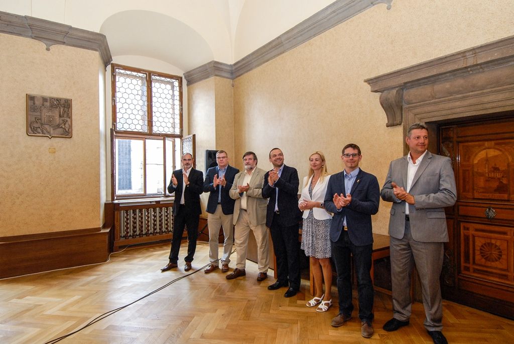 Za úspěchy v sezoně 2015/2016 poděkovali dnes (1.7.2016) členové Rady města Plzně a zástupci magistrátu třem plzeňským klubům – FC Viktorii Plzeň, Talentu M.A.T. Plzeň a HC Škodě Plzeň. Fotbalisté a házenkáři vybojovali tituly, hokejisté se umístili na třetím místě. Za posledních pět let získaly kluby společně osm titulů z nejvyšších českých soutěží, fotbalisté zvítězili čtyřikrát, házenkáři třikrát, hokejisté ovládli ligu v roce 2013.