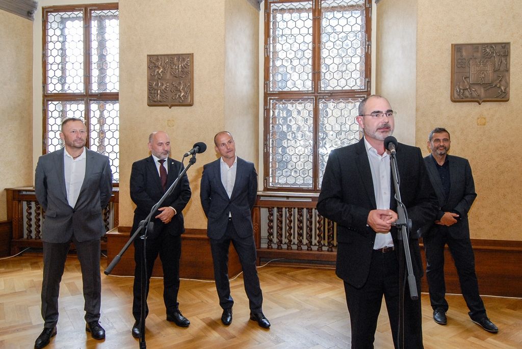 Za úspěchy v sezoně 2015/2016 poděkovali dnes (1.7.2016) členové Rady města Plzně a zástupci magistrátu třem plzeňským klubům – FC Viktorii Plzeň, Talentu M.A.T. Plzeň a HC Škodě Plzeň. Fotbalisté a házenkáři vybojovali tituly, hokejisté se umístili na třetím místě. Za posledních pět let získaly kluby společně osm titulů z nejvyšších českých soutěží, fotbalisté zvítězili čtyřikrát, házenkáři třikrát, hokejisté ovládli ligu v roce 2013.