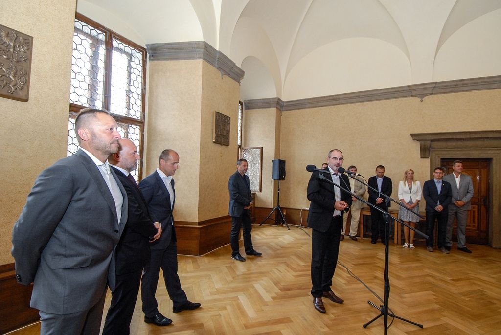 Za úspěchy v sezoně 2015/2016 poděkovali dnes (1.7.2016) členové Rady města Plzně a zástupci magistrátu třem plzeňským klubům – FC Viktorii Plzeň, Talentu M.A.T. Plzeň a HC Škodě Plzeň. Fotbalisté a házenkáři vybojovali tituly, hokejisté se umístili na třetím místě. Za posledních pět let získaly kluby společně osm titulů z nejvyšších českých soutěží, fotbalisté zvítězili čtyřikrát, házenkáři třikrát, hokejisté ovládli ligu v roce 2013.