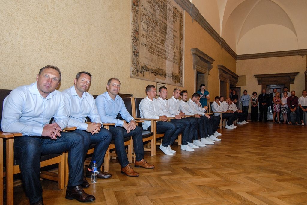 Za úspěchy v sezoně 2015/2016 poděkovali dnes (1.7.2016) členové Rady města Plzně a zástupci magistrátu třem plzeňským klubům – FC Viktorii Plzeň, Talentu M.A.T. Plzeň a HC Škodě Plzeň. Fotbalisté a házenkáři vybojovali tituly, hokejisté se umístili na třetím místě. Za posledních pět let získaly kluby společně osm titulů z nejvyšších českých soutěží, fotbalisté zvítězili čtyřikrát, házenkáři třikrát, hokejisté ovládli ligu v roce 2013.