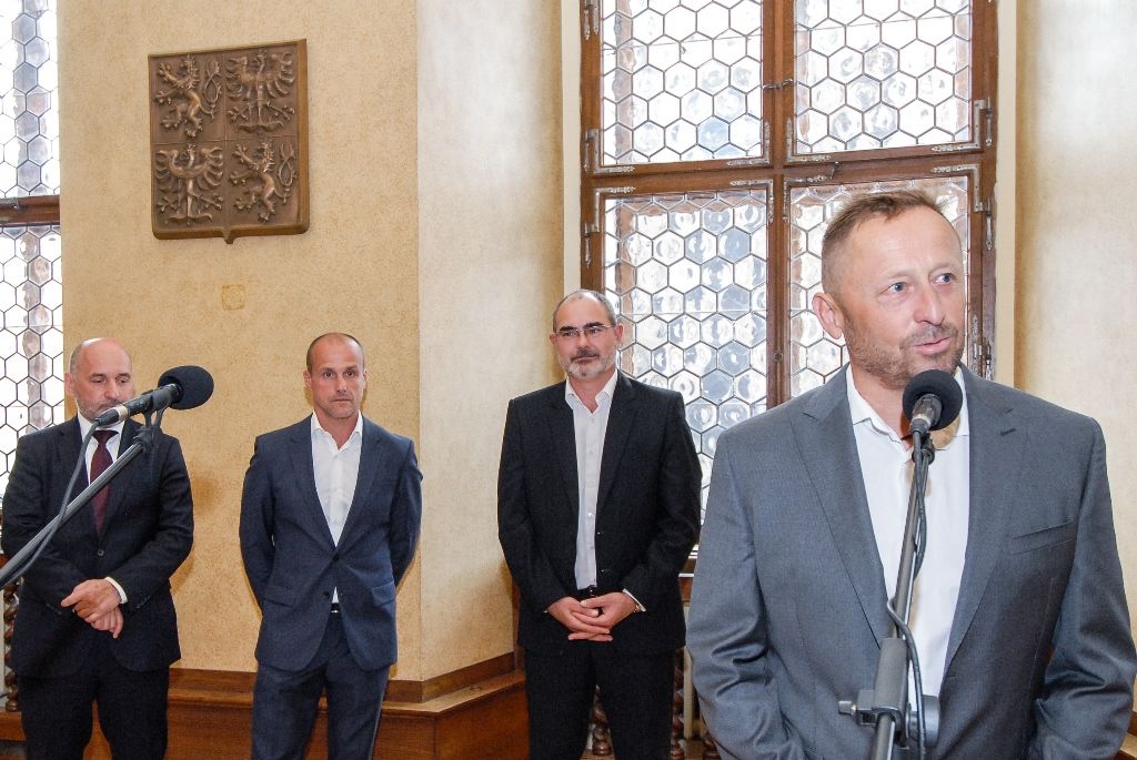 Za úspěchy v sezoně 2015/2016 poděkovali dnes (1.7.2016) členové Rady města Plzně a zástupci magistrátu třem plzeňským klubům – FC Viktorii Plzeň, Talentu M.A.T. Plzeň a HC Škodě Plzeň. Fotbalisté a házenkáři vybojovali tituly, hokejisté se umístili na třetím místě. Za posledních pět let získaly kluby společně osm titulů z nejvyšších českých soutěží, fotbalisté zvítězili čtyřikrát, házenkáři třikrát, hokejisté ovládli ligu v roce 2013.