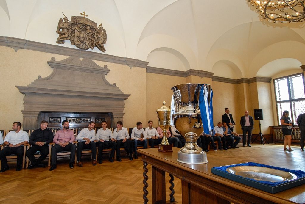 Za úspěchy v sezoně 2015/2016 poděkovali dnes (1.7.2016) členové Rady města Plzně a zástupci magistrátu třem plzeňským klubům – FC Viktorii Plzeň, Talentu M.A.T. Plzeň a HC Škodě Plzeň. Fotbalisté a házenkáři vybojovali tituly, hokejisté se umístili na třetím místě. Za posledních pět let získaly kluby společně osm titulů z nejvyšších českých soutěží, fotbalisté zvítězili čtyřikrát, házenkáři třikrát, hokejisté ovládli ligu v roce 2013.