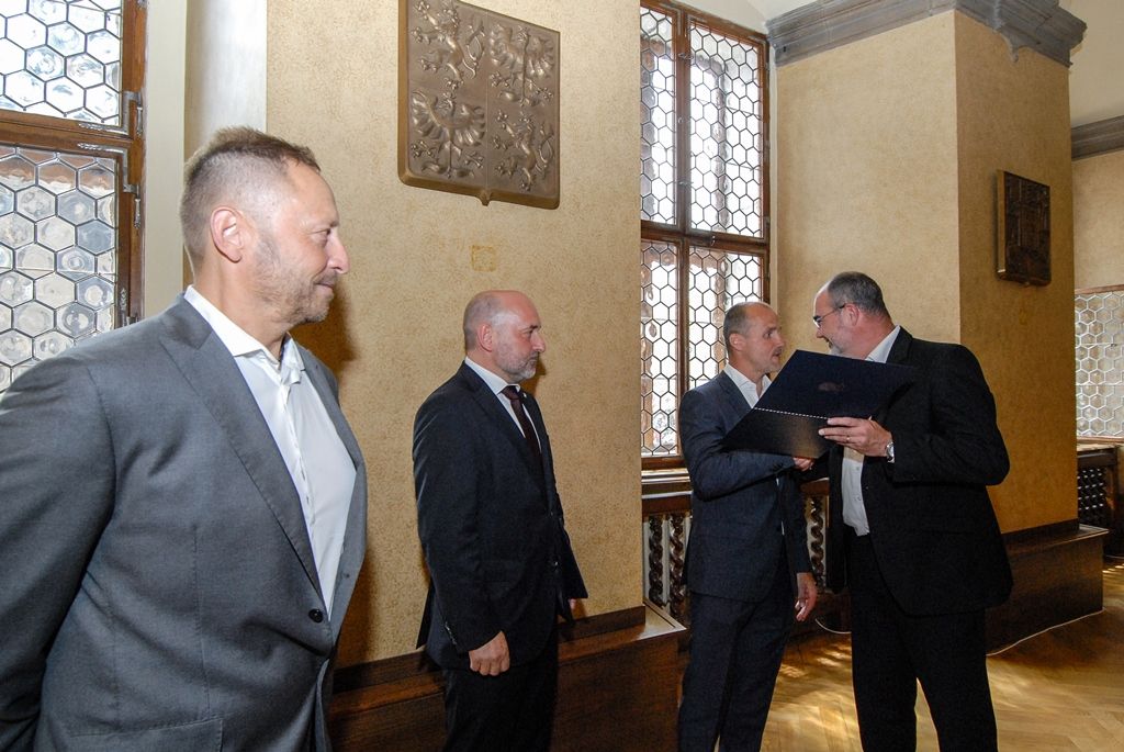 Za úspěchy v sezoně 2015/2016 poděkovali dnes (1.7.2016) členové Rady města Plzně a zástupci magistrátu třem plzeňským klubům – FC Viktorii Plzeň, Talentu M.A.T. Plzeň a HC Škodě Plzeň. Fotbalisté a házenkáři vybojovali tituly, hokejisté se umístili na třetím místě. Za posledních pět let získaly kluby společně osm titulů z nejvyšších českých soutěží, fotbalisté zvítězili čtyřikrát, házenkáři třikrát, hokejisté ovládli ligu v roce 2013.
