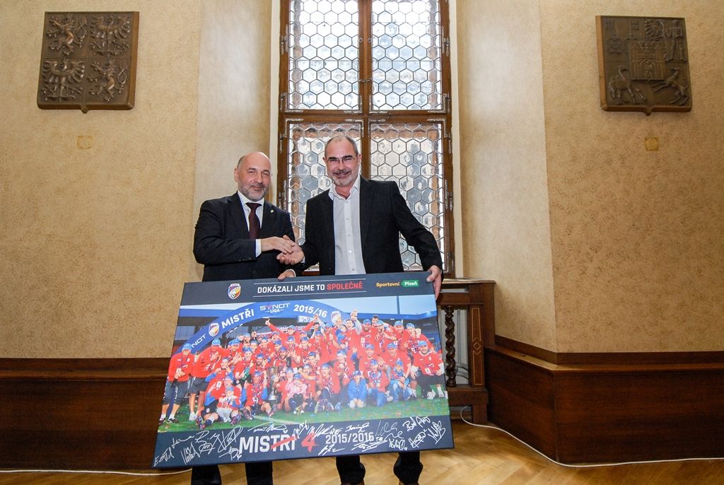 Za úspěchy v sezoně 2015/2016 poděkovali dnes (1.7.2016) členové Rady města Plzně a zástupci magistrátu třem plzeňským klubům – FC Viktorii Plzeň, Talentu M.A.T. Plzeň a HC Škodě Plzeň. Fotbalisté a házenkáři vybojovali tituly, hokejisté se umístili na třetím místě. Za posledních pět let získaly kluby společně osm titulů z nejvyšších českých soutěží, fotbalisté zvítězili čtyřikrát, házenkáři třikrát, hokejisté ovládli ligu v roce 2013.