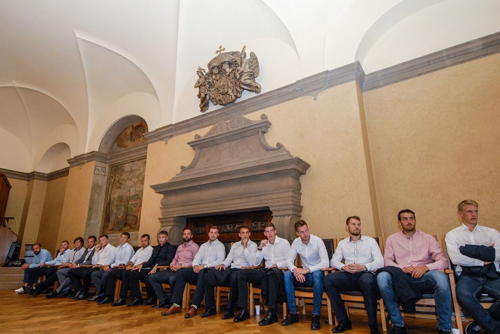 Za úspěchy v sezoně 2015/2016 poděkovali dnes (1.7.2016) členové Rady města Plzně a zástupci magistrátu třem plzeňským klubům – FC Viktorii Plzeň, Talentu M.A.T. Plzeň a HC Škodě Plzeň. Fotbalisté a házenkáři vybojovali tituly, hokejisté se umístili na třetím místě. Za posledních pět let získaly kluby společně osm titulů z nejvyšších českých soutěží, fotbalisté zvítězili čtyřikrát, házenkáři třikrát, hokejisté ovládli ligu v roce 2013.