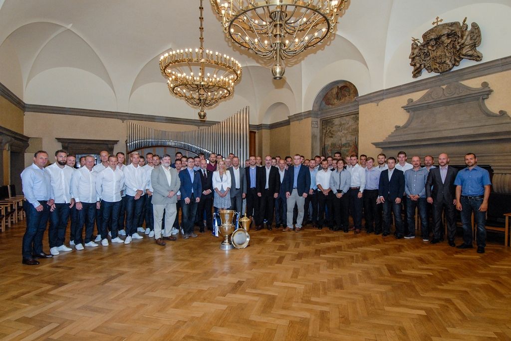 Za úspěchy v sezoně 2015/2016 poděkovali dnes (1.7.2016) členové Rady města Plzně a zástupci magistrátu třem plzeňským klubům – FC Viktorii Plzeň, Talentu M.A.T. Plzeň a HC Škodě Plzeň. Fotbalisté a házenkáři vybojovali tituly, hokejisté se umístili na třetím místě. Za posledních pět let získaly kluby společně osm titulů z nejvyšších českých soutěží, fotbalisté zvítězili čtyřikrát, házenkáři třikrát, hokejisté ovládli ligu v roce 2013.