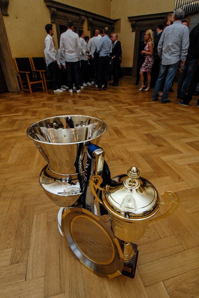 Za úspěchy v sezoně 2015/2016 poděkovali dnes (1.7.2016) členové Rady města Plzně a zástupci magistrátu třem plzeňským klubům – FC Viktorii Plzeň, Talentu M.A.T. Plzeň a HC Škodě Plzeň. Fotbalisté a házenkáři vybojovali tituly, hokejisté se umístili na třetím místě. Za posledních pět let získaly kluby společně osm titulů z nejvyšších českých soutěží, fotbalisté zvítězili čtyřikrát, házenkáři třikrát, hokejisté ovládli ligu v roce 2013.