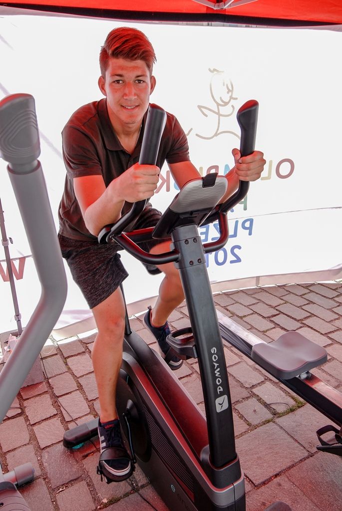 Plzeň už zdolala přes 4600 kilometrů z 9800 kilometrů dlouhé trasy do brazilského Rio de Janeiro. Zapojili se Plzeňané včetně profisportovců, ale i turisté, například v neděli 10. července to byli návštěvníci z Francie. (foto: 11.7.2016)