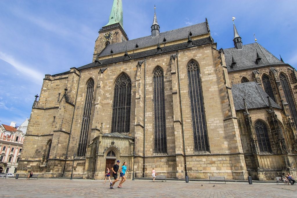 Plzeň už zdolala přes 4600 kilometrů z 9800 kilometrů dlouhé trasy do brazilského Rio de Janeiro. Zapojili se Plzeňané včetně profisportovců, ale i turisté, například v neděli 10. července to byli návštěvníci z Francie. (foto: 11.7.2016)