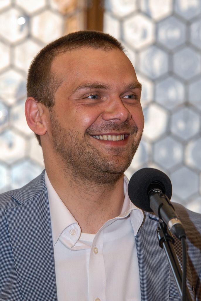Studenty z 21 zemí letos hostí Západočeská univerzita v rámci své Mezinárodní letní jazykové školy. Akce, jež nabízí řadu jazykových kurzů pro děti i dospělé, potrvá až do 29. července. Někteří z účastníků si v pondělí prohlédli plzeňskou historickou radnici, v objektu na náměstí Republiky je přivítal první náměstek primátora města Plzně Martin Baxa. (foto: 11.7.2016)