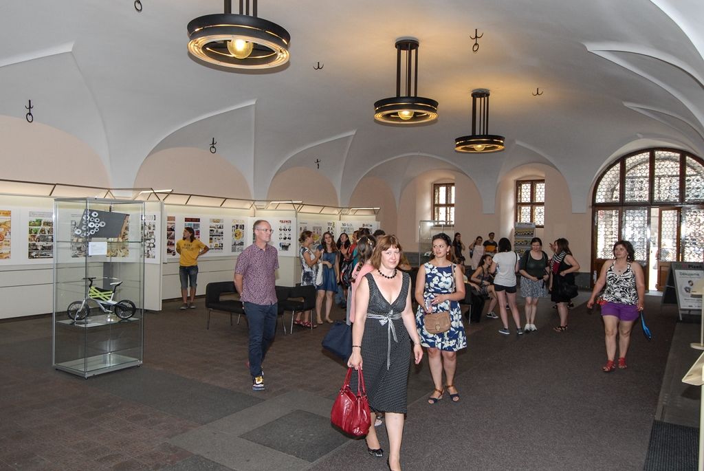 Studenty z 21 zemí letos hostí Západočeská univerzita v rámci své Mezinárodní letní jazykové školy. Akce, jež nabízí řadu jazykových kurzů pro děti i dospělé, potrvá až do 29. července. Někteří z účastníků si v pondělí prohlédli plzeňskou historickou radnici, v objektu na náměstí Republiky je přivítal první náměstek primátora města Plzně Martin Baxa. (foto: 11.7.2016)