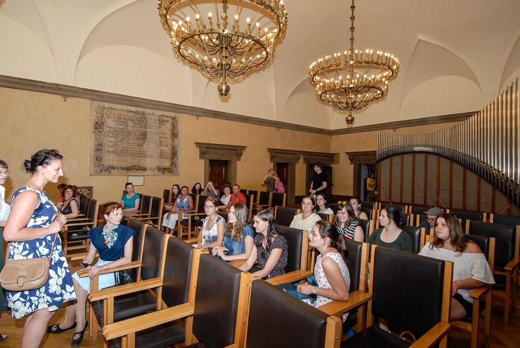 Začala letní jazyková škola, účastníci navštívili radnici