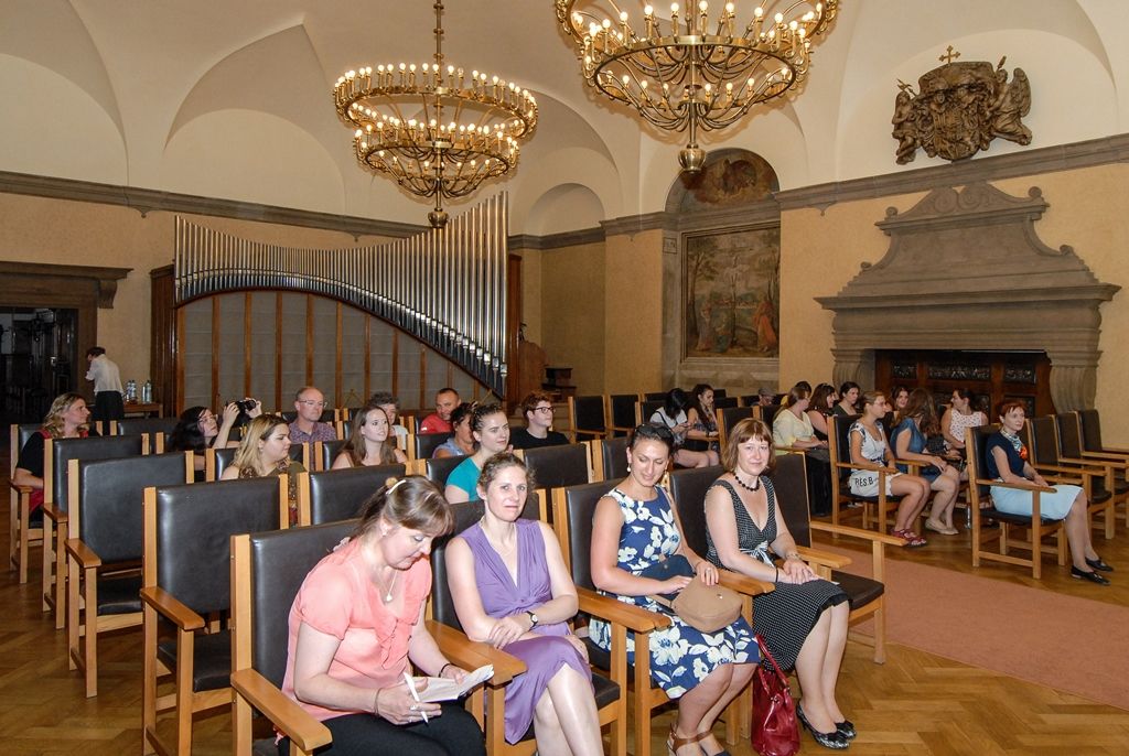 Studenty z 21 zemí letos hostí Západočeská univerzita v rámci své Mezinárodní letní jazykové školy. Akce, jež nabízí řadu jazykových kurzů pro děti i dospělé, potrvá až do 29. července. Někteří z účastníků si v pondělí prohlédli plzeňskou historickou radnici, v objektu na náměstí Republiky je přivítal první náměstek primátora města Plzně Martin Baxa. (foto: 11.7.2016)