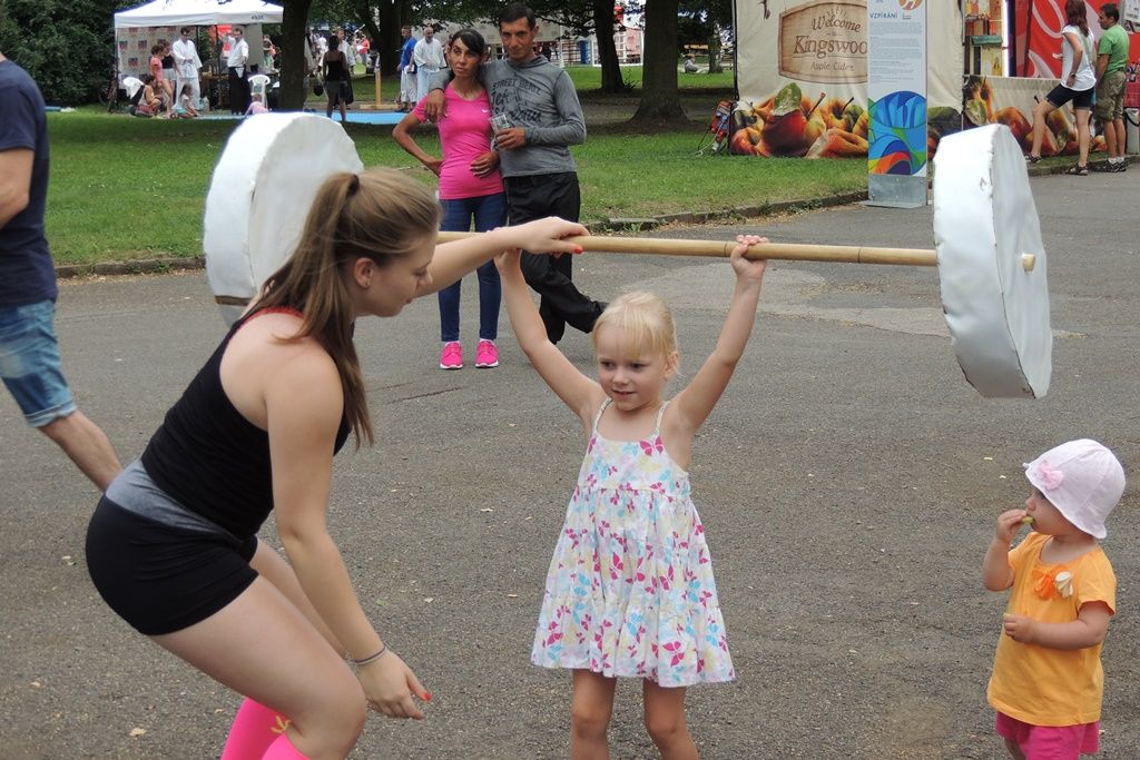 Olympijský park Plzeň má za sebou první týden provozu. Byl úspěšný i přes nestálé počasí. Velmi oblíbená jsou ranní cvičení i další sportovní a kulturní program parku. (foto: 8.-12.8.2016)