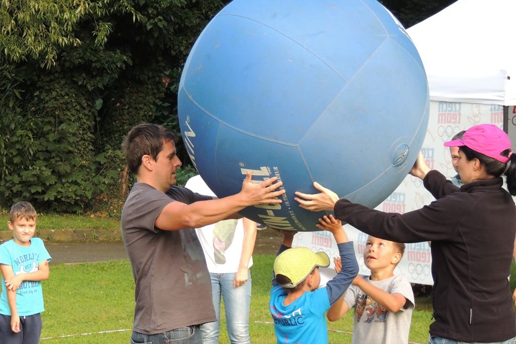 Olympijský park Plzeň má za sebou první týden provozu. Byl úspěšný i přes nestálé počasí. Velmi oblíbená jsou ranní cvičení i další sportovní a kulturní program parku. (foto: 8.-12.8.2016)