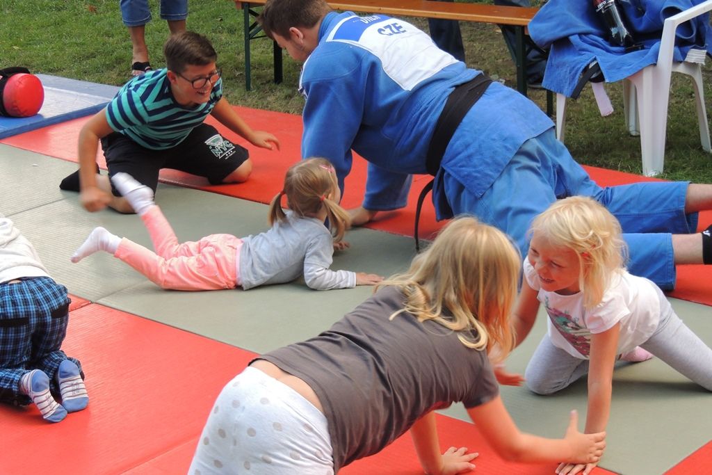 Olympijský park Plzeň má za sebou první týden provozu. Byl úspěšný i přes nestálé počasí. Velmi oblíbená jsou ranní cvičení i další sportovní a kulturní program parku. (foto: 8.-12.8.2016)