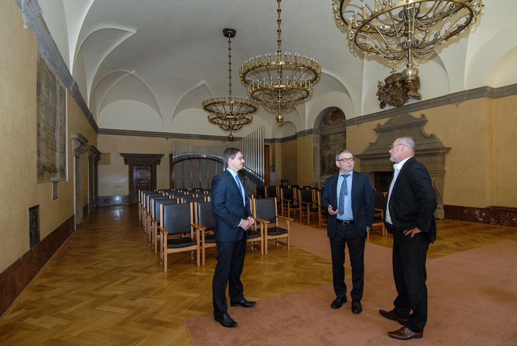 O ekonomickém růstu města Plzně za několik posledních let a dalších možnostech západočeské metropole dnes s primátorem Martinem Zrzaveckým a jeho náměstkem Pavlem Kotasem hovořili předseda Poslanecké sněmovny Parlamentu České republiky Jan Hamáček a ministr zahraničních věcí Lubomír Zaorálek. Společnými tématy byly také doprava, nová základna dopravních podniků na Karlově, projekt Plzeň – Evropské hlavní město kultury 2015 a jeho přínos městu, zaměstnanost nebo bytová situace. Po společném jednání navštívili firmu Panasonic, která na Borských polích působí již 20 let, a městské Centrum robotiky, jež poskytuje dětem volnočasové vzdělávání v oblasti robotiky, kybernetiky a přírodních věd, a to formou kroužků, kurzů a příměstských táborů. (foto: M. Pecuch, 30.8.2016)