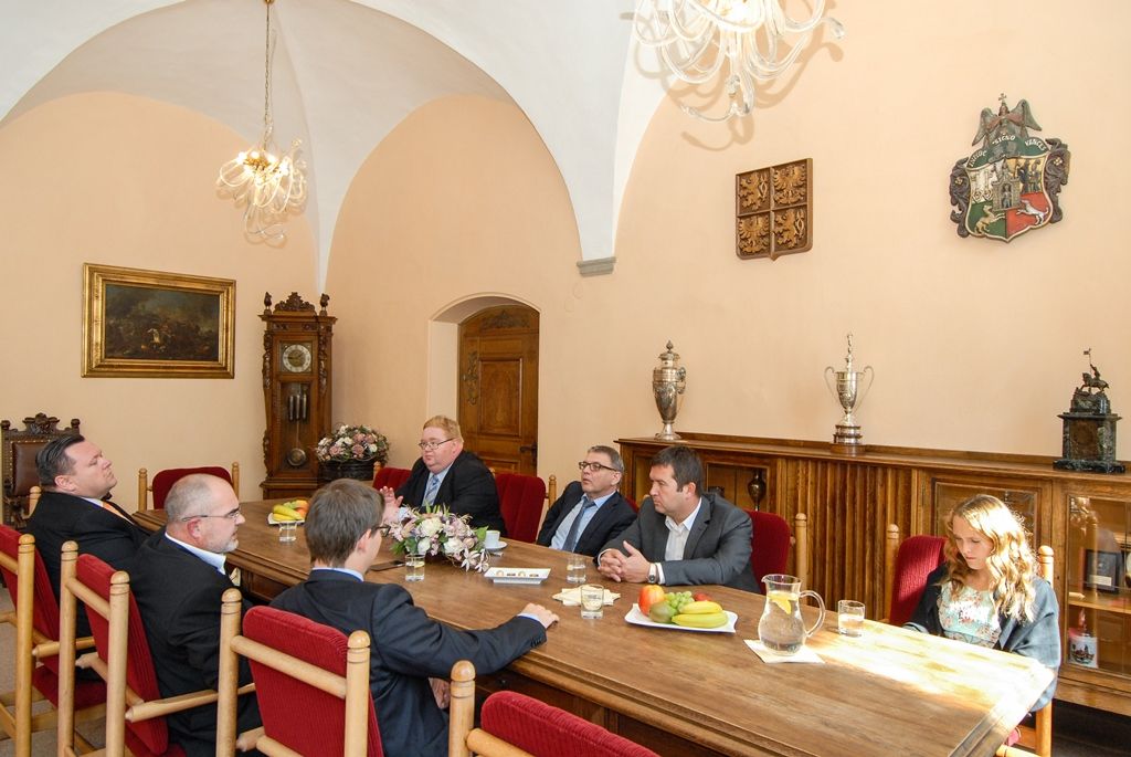 O ekonomickém růstu města Plzně za několik posledních let a dalších možnostech západočeské metropole dnes s primátorem Martinem Zrzaveckým a jeho náměstkem Pavlem Kotasem hovořili předseda Poslanecké sněmovny Parlamentu České republiky Jan Hamáček a ministr zahraničních věcí Lubomír Zaorálek. Společnými tématy byly také doprava, nová základna dopravních podniků na Karlově, projekt Plzeň – Evropské hlavní město kultury 2015 a jeho přínos městu, zaměstnanost nebo bytová situace. Po společném jednání navštívili firmu Panasonic, která na Borských polích působí již 20 let, a městské Centrum robotiky, jež poskytuje dětem volnočasové vzdělávání v oblasti robotiky, kybernetiky a přírodních věd, a to formou kroužků, kurzů a příměstských táborů. (foto: M. Pecuch, 30.8.2016)