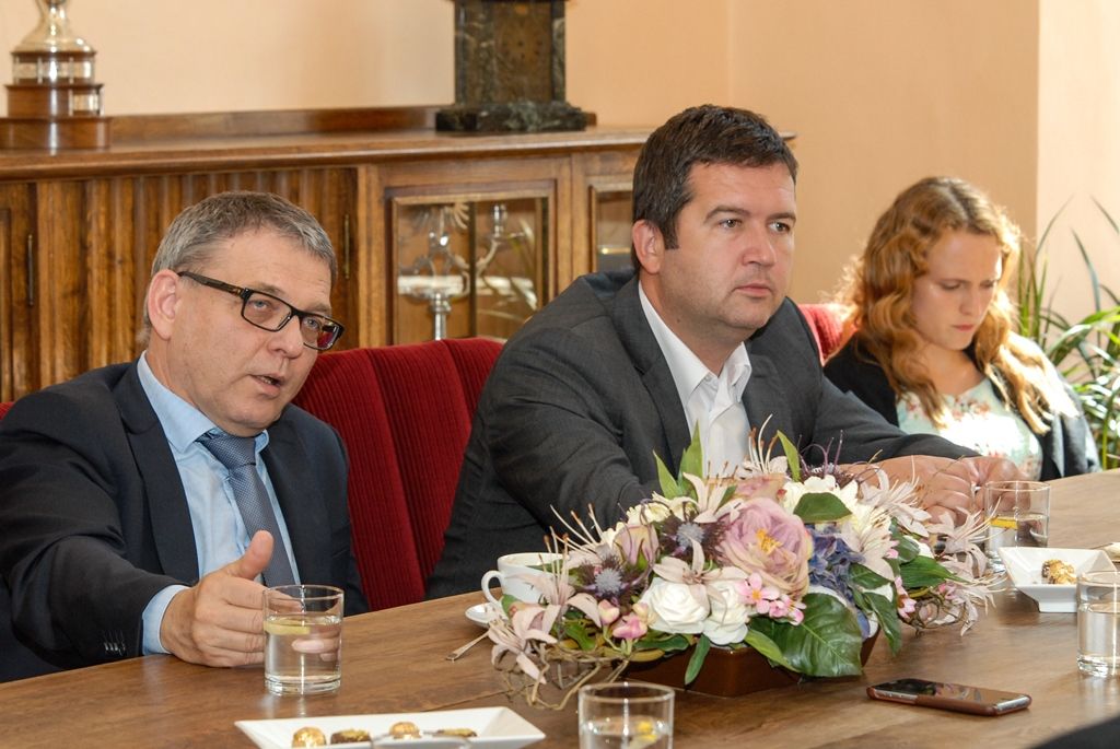 O ekonomickém růstu města Plzně za několik posledních let a dalších možnostech západočeské metropole dnes s primátorem Martinem Zrzaveckým a jeho náměstkem Pavlem Kotasem hovořili předseda Poslanecké sněmovny Parlamentu České republiky Jan Hamáček a ministr zahraničních věcí Lubomír Zaorálek. Společnými tématy byly také doprava, nová základna dopravních podniků na Karlově, projekt Plzeň – Evropské hlavní město kultury 2015 a jeho přínos městu, zaměstnanost nebo bytová situace. Po společném jednání navštívili firmu Panasonic, která na Borských polích působí již 20 let, a městské Centrum robotiky, jež poskytuje dětem volnočasové vzdělávání v oblasti robotiky, kybernetiky a přírodních věd, a to formou kroužků, kurzů a příměstských táborů. (foto: M. Pecuch, 30.8.2016)