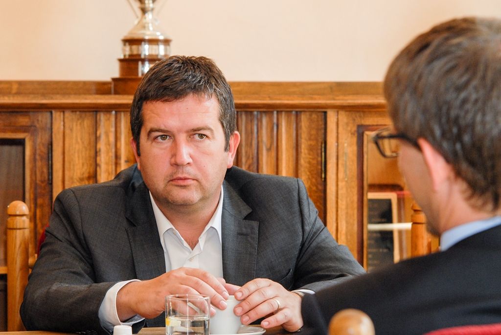 O ekonomickém růstu města Plzně za několik posledních let a dalších možnostech západočeské metropole dnes s primátorem Martinem Zrzaveckým a jeho náměstkem Pavlem Kotasem hovořili předseda Poslanecké sněmovny Parlamentu České republiky Jan Hamáček a ministr zahraničních věcí Lubomír Zaorálek. Společnými tématy byly také doprava, nová základna dopravních podniků na Karlově, projekt Plzeň – Evropské hlavní město kultury 2015 a jeho přínos městu, zaměstnanost nebo bytová situace. Po společném jednání navštívili firmu Panasonic, která na Borských polích působí již 20 let, a městské Centrum robotiky, jež poskytuje dětem volnočasové vzdělávání v oblasti robotiky, kybernetiky a přírodních věd, a to formou kroužků, kurzů a příměstských táborů. (foto: M. Pecuch, 30.8.2016)