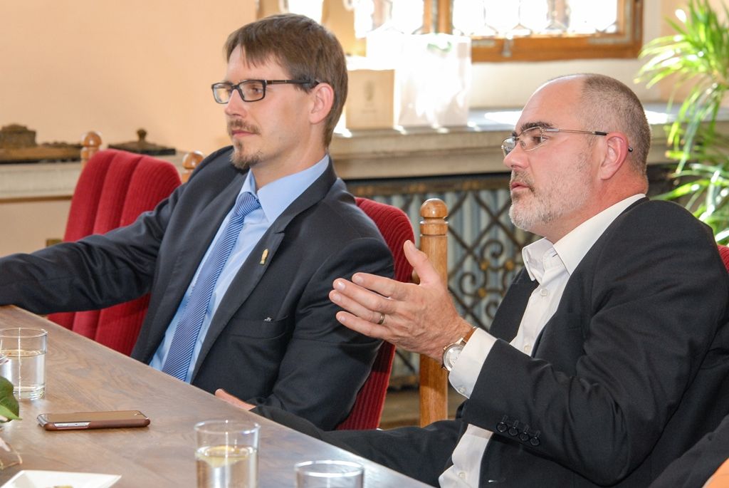 O ekonomickém růstu města Plzně za několik posledních let a dalších možnostech západočeské metropole dnes s primátorem Martinem Zrzaveckým a jeho náměstkem Pavlem Kotasem hovořili předseda Poslanecké sněmovny Parlamentu České republiky Jan Hamáček a ministr zahraničních věcí Lubomír Zaorálek. Společnými tématy byly také doprava, nová základna dopravních podniků na Karlově, projekt Plzeň – Evropské hlavní město kultury 2015 a jeho přínos městu, zaměstnanost nebo bytová situace. Po společném jednání navštívili firmu Panasonic, která na Borských polích působí již 20 let, a městské Centrum robotiky, jež poskytuje dětem volnočasové vzdělávání v oblasti robotiky, kybernetiky a přírodních věd, a to formou kroužků, kurzů a příměstských táborů. (foto: M. Pecuch, 30.8.2016)