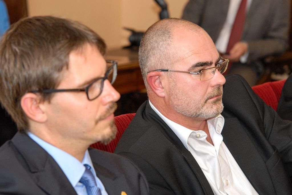 O ekonomickém růstu města Plzně za několik posledních let a dalších možnostech západočeské metropole dnes s primátorem Martinem Zrzaveckým a jeho náměstkem Pavlem Kotasem hovořili předseda Poslanecké sněmovny Parlamentu České republiky Jan Hamáček a ministr zahraničních věcí Lubomír Zaorálek. Společnými tématy byly také doprava, nová základna dopravních podniků na Karlově, projekt Plzeň – Evropské hlavní město kultury 2015 a jeho přínos městu, zaměstnanost nebo bytová situace. Po společném jednání navštívili firmu Panasonic, která na Borských polích působí již 20 let, a městské Centrum robotiky, jež poskytuje dětem volnočasové vzdělávání v oblasti robotiky, kybernetiky a přírodních věd, a to formou kroužků, kurzů a příměstských táborů. (foto: M. Pecuch, 30.8.2016)