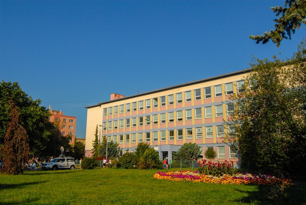 Více než 1800 prvňáků nastoupilo dnes do základních škol v Plzni, v novém školním roce budou navštěvovat 80 prvních tříd. Město Plzeň jako zřizovatel základních škol pro ně připravilo několik novinek, například na 33. základní škole děti zdarma dostanou Plzeňskou kartu ve formě přívěsku. (foto: M. Pecuch, 1.9.2016)