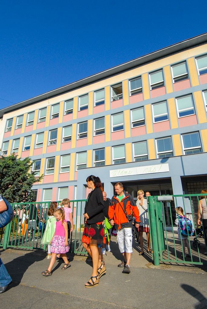 Více než 1800 prvňáků nastoupilo dnes do základních škol v Plzni, v novém školním roce budou navštěvovat 80 prvních tříd. Město Plzeň jako zřizovatel základních škol pro ně připravilo několik novinek, například na 33. základní škole děti zdarma dostanou Plzeňskou kartu ve formě přívěsku. (foto: M. Pecuch, 1.9.2016)