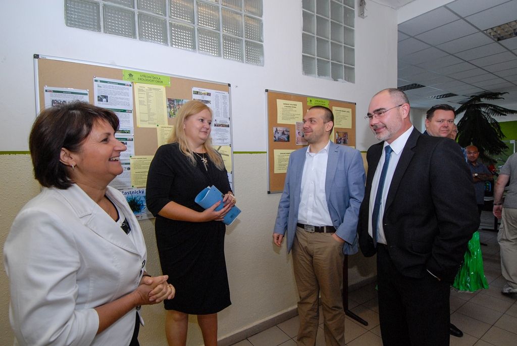 Více než 1800 prvňáků nastoupilo dnes do základních škol v Plzni, v novém školním roce budou navštěvovat 80 prvních tříd. Město Plzeň jako zřizovatel základních škol pro ně připravilo několik novinek, například na 33. základní škole děti zdarma dostanou Plzeňskou kartu ve formě přívěsku. (foto: M. Pecuch, 1.9.2016)
