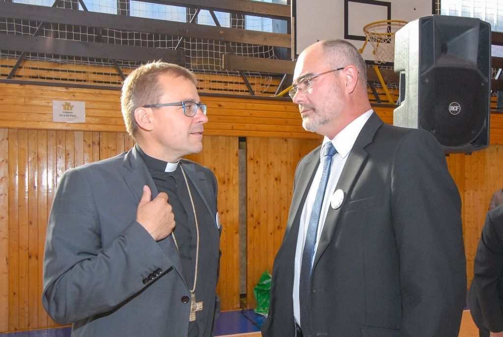 Více než 1800 prvňáků nastoupilo dnes do základních škol v Plzni, v novém školním roce budou navštěvovat 80 prvních tříd. Město Plzeň jako zřizovatel základních škol pro ně připravilo několik novinek, například na 33. základní škole děti zdarma dostanou Plzeňskou kartu ve formě přívěsku. (foto: M. Pecuch, 1.9.2016)