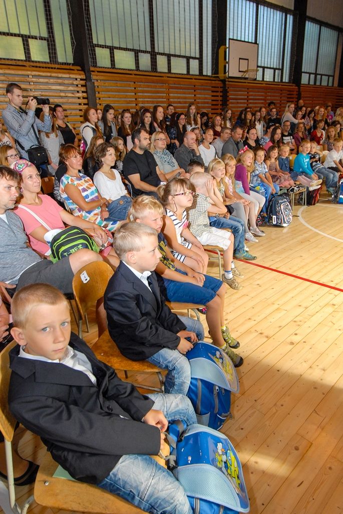 Více než 1800 prvňáků nastoupilo dnes do základních škol v Plzni, v novém školním roce budou navštěvovat 80 prvních tříd. Město Plzeň jako zřizovatel základních škol pro ně připravilo několik novinek, například na 33. základní škole děti zdarma dostanou Plzeňskou kartu ve formě přívěsku. (foto: M. Pecuch, 1.9.2016)
