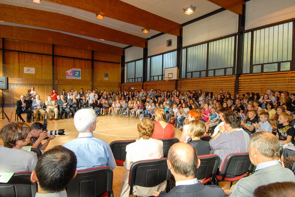 Více než 1800 prvňáků nastoupilo dnes do základních škol v Plzni, v novém školním roce budou navštěvovat 80 prvních tříd. Město Plzeň jako zřizovatel základních škol pro ně připravilo několik novinek, například na 33. základní škole děti zdarma dostanou Plzeňskou kartu ve formě přívěsku. (foto: M. Pecuch, 1.9.2016)