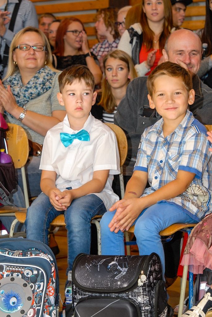 Více než 1800 prvňáků nastoupilo dnes do základních škol v Plzni, v novém školním roce budou navštěvovat 80 prvních tříd. Město Plzeň jako zřizovatel základních škol pro ně připravilo několik novinek, například na 33. základní škole děti zdarma dostanou Plzeňskou kartu ve formě přívěsku. (foto: M. Pecuch, 1.9.2016)