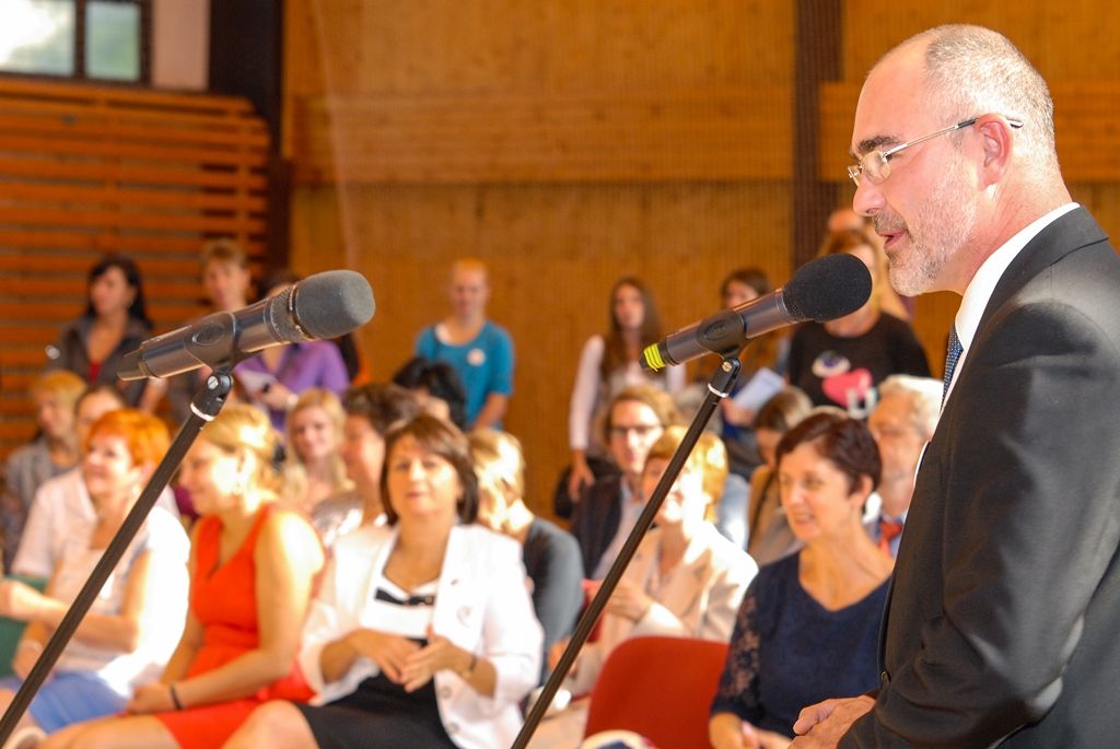 Více než 1800 prvňáků nastoupilo dnes do základních škol v Plzni, v novém školním roce budou navštěvovat 80 prvních tříd. Město Plzeň jako zřizovatel základních škol pro ně připravilo několik novinek, například na 33. základní škole děti zdarma dostanou Plzeňskou kartu ve formě přívěsku. (foto: M. Pecuch, 1.9.2016)