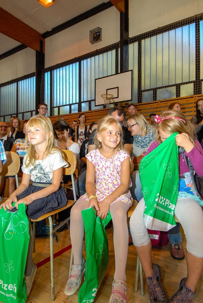 Více než 1800 prvňáků nastoupilo dnes do základních škol v Plzni, v novém školním roce budou navštěvovat 80 prvních tříd. Město Plzeň jako zřizovatel základních škol pro ně připravilo několik novinek, například na 33. základní škole děti zdarma dostanou Plzeňskou kartu ve formě přívěsku. (foto: M. Pecuch, 1.9.2016)