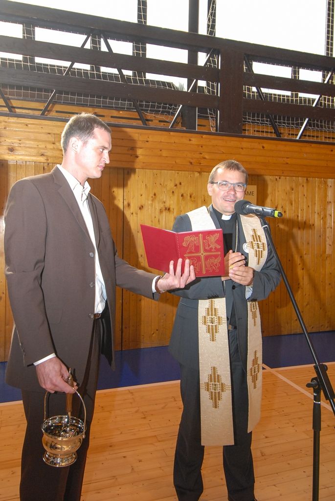 Více než 1800 prvňáků nastoupilo dnes do základních škol v Plzni, v novém školním roce budou navštěvovat 80 prvních tříd. Město Plzeň jako zřizovatel základních škol pro ně připravilo několik novinek, například na 33. základní škole děti zdarma dostanou Plzeňskou kartu ve formě přívěsku. (foto: M. Pecuch, 1.9.2016)