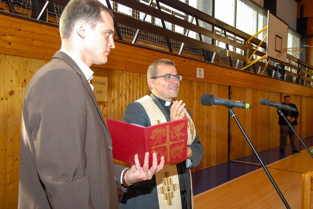 Více než 1800 prvňáků nastoupilo dnes do základních škol v Plzni, v novém školním roce budou navštěvovat 80 prvních tříd. Město Plzeň jako zřizovatel základních škol pro ně připravilo několik novinek, například na 33. základní škole děti zdarma dostanou Plzeňskou kartu ve formě přívěsku. (foto: M. Pecuch, 1.9.2016)