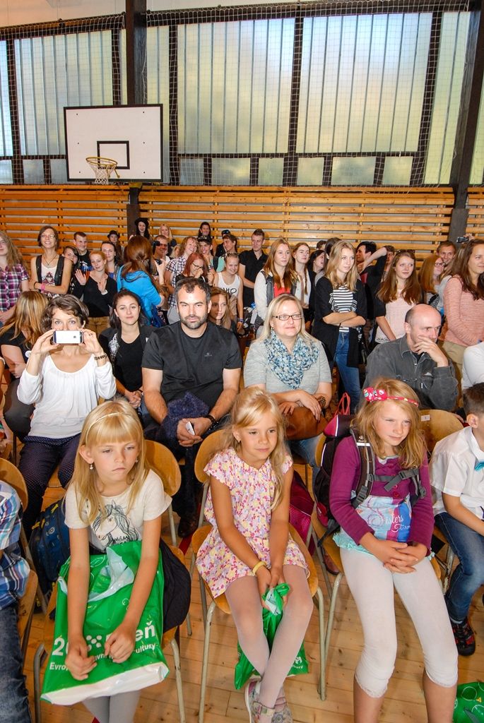 Více než 1800 prvňáků nastoupilo dnes do základních škol v Plzni, v novém školním roce budou navštěvovat 80 prvních tříd. Město Plzeň jako zřizovatel základních škol pro ně připravilo několik novinek, například na 33. základní škole děti zdarma dostanou Plzeňskou kartu ve formě přívěsku. (foto: M. Pecuch, 1.9.2016)