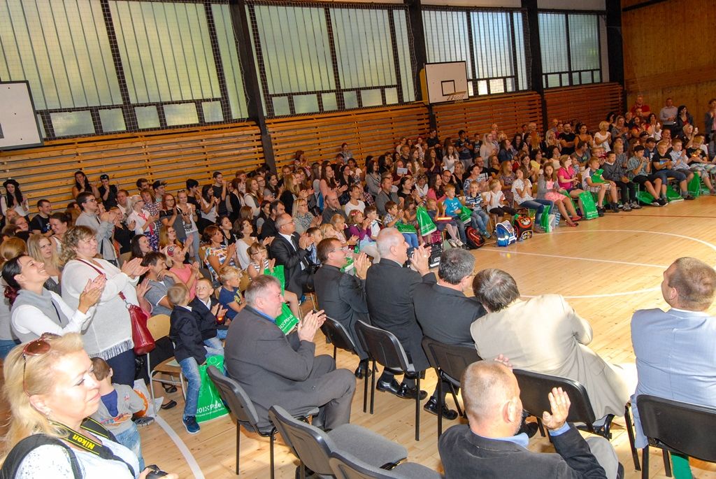 Více než 1800 prvňáků nastoupilo dnes do základních škol v Plzni, v novém školním roce budou navštěvovat 80 prvních tříd. Město Plzeň jako zřizovatel základních škol pro ně připravilo několik novinek, například na 33. základní škole děti zdarma dostanou Plzeňskou kartu ve formě přívěsku. (foto: M. Pecuch, 1.9.2016)