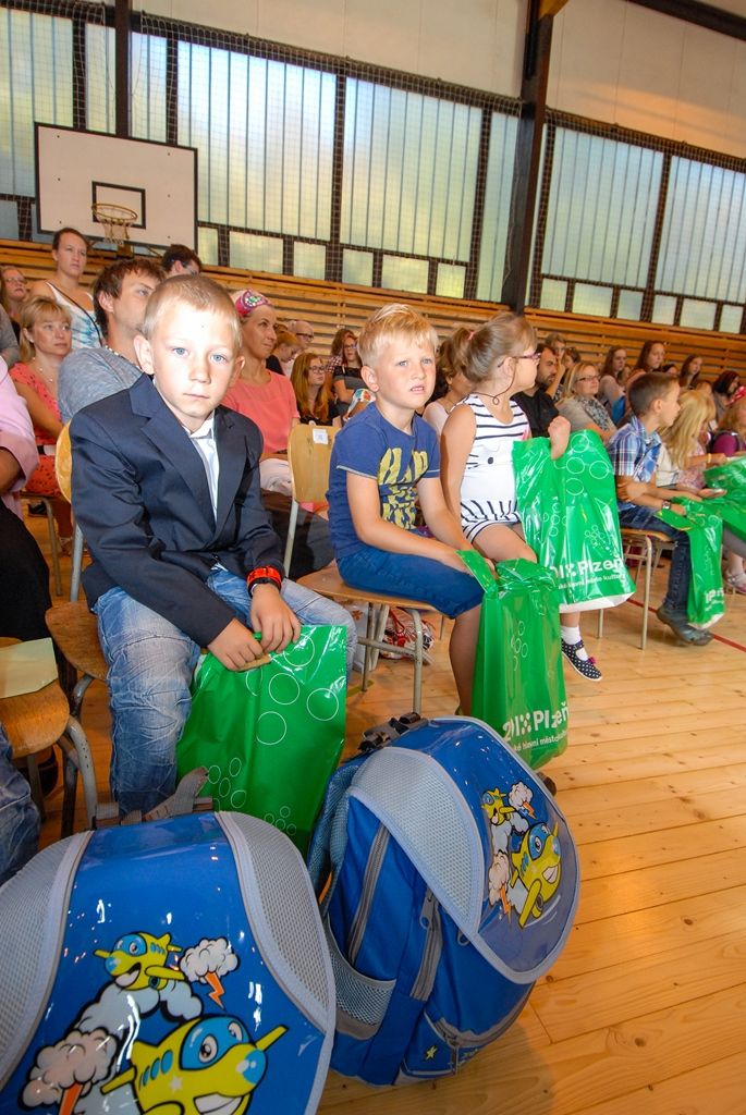 Více než 1800 prvňáků nastoupilo dnes do základních škol v Plzni, v novém školním roce budou navštěvovat 80 prvních tříd. Město Plzeň jako zřizovatel základních škol pro ně připravilo několik novinek, například na 33. základní škole děti zdarma dostanou Plzeňskou kartu ve formě přívěsku. (foto: M. Pecuch, 1.9.2016)