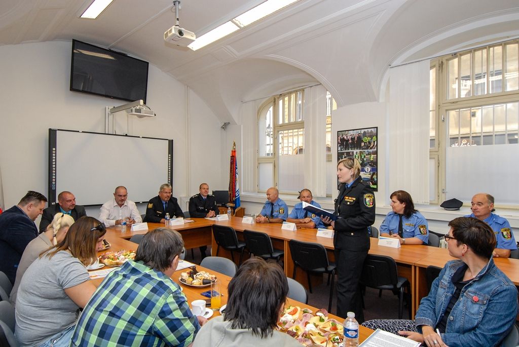 Na strážníka-okrskáře se budou moci lidé obrátit s širokou škálou problémů, týkajících se například volně pobíhajících psů, nepořádku v ulicích, černých skládek, problémů v dopravě, upozornit je rovněž mohou na skupinky lidí, které obtěžují ostatní, na rušení nočního klidu a mnoho dalšího. Ve svých okrscích budou strážníci-okrskáři k zastižení prakticky každý den, od pondělí do pátku. (foto: M. Pecuch, 6.9.2016)