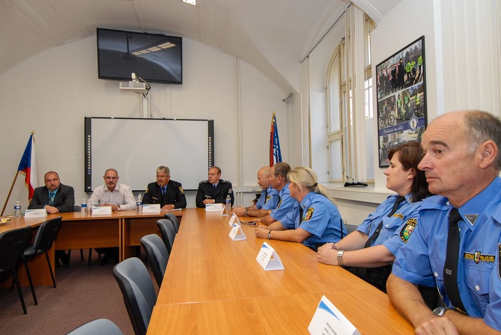 Na strážníka-okrskáře se budou moci lidé obrátit s širokou škálou problémů, týkajících se například volně pobíhajících psů, nepořádku v ulicích, černých skládek, problémů v dopravě, upozornit je rovněž mohou na skupinky lidí, které obtěžují ostatní, na rušení nočního klidu a mnoho dalšího. Ve svých okrscích budou strážníci-okrskáři k zastižení prakticky každý den, od pondělí do pátku. (foto: M. Pecuch, 6.9.2016)