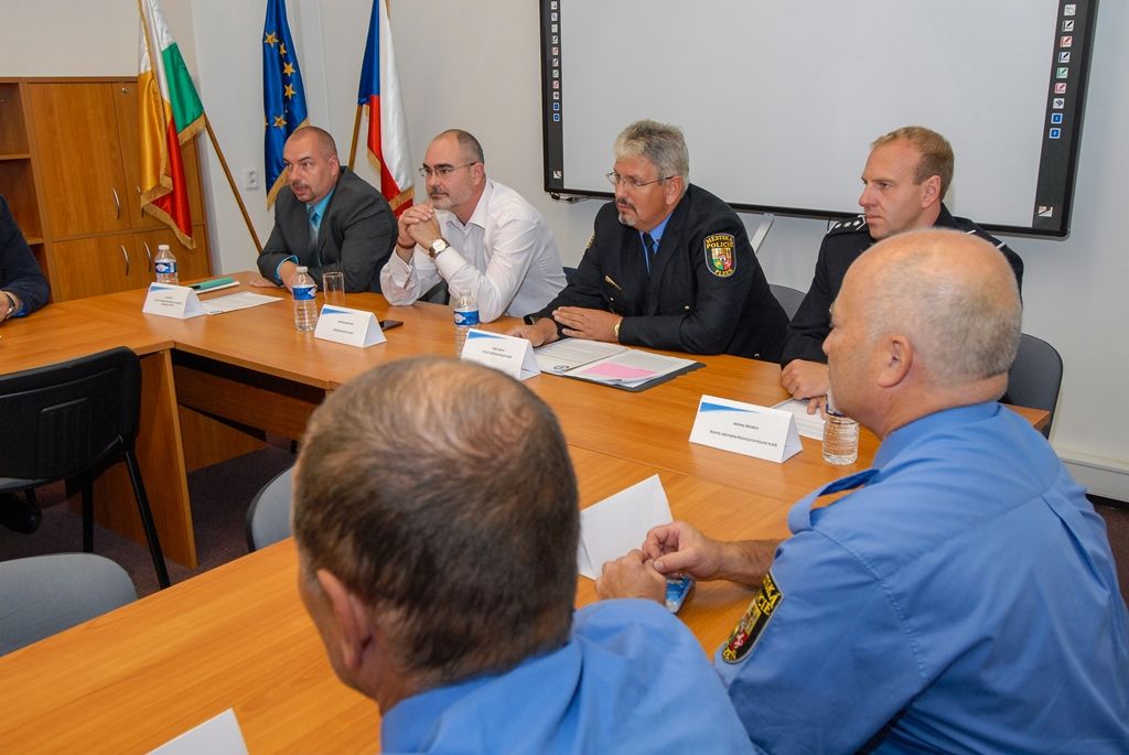 Na strážníka-okrskáře se budou moci lidé obrátit s širokou škálou problémů, týkajících se například volně pobíhajících psů, nepořádku v ulicích, černých skládek, problémů v dopravě, upozornit je rovněž mohou na skupinky lidí, které obtěžují ostatní, na rušení nočního klidu a mnoho dalšího. Ve svých okrscích budou strážníci-okrskáři k zastižení prakticky každý den, od pondělí do pátku. (foto: M. Pecuch, 6.9.2016)