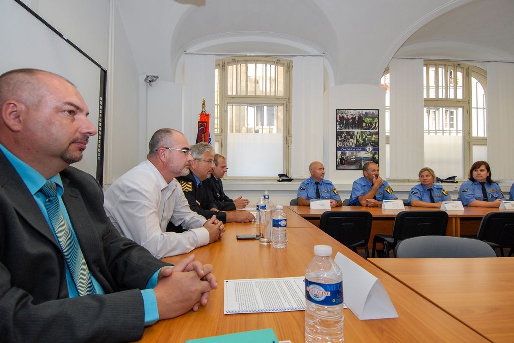 Na strážníka-okrskáře se budou moci lidé obrátit s širokou škálou problémů, týkajících se například volně pobíhajících psů, nepořádku v ulicích, černých skládek, problémů v dopravě, upozornit je rovněž mohou na skupinky lidí, které obtěžují ostatní, na rušení nočního klidu a mnoho dalšího. Ve svých okrscích budou strážníci-okrskáři k zastižení prakticky každý den, od pondělí do pátku. (foto: M. Pecuch, 6.9.2016)