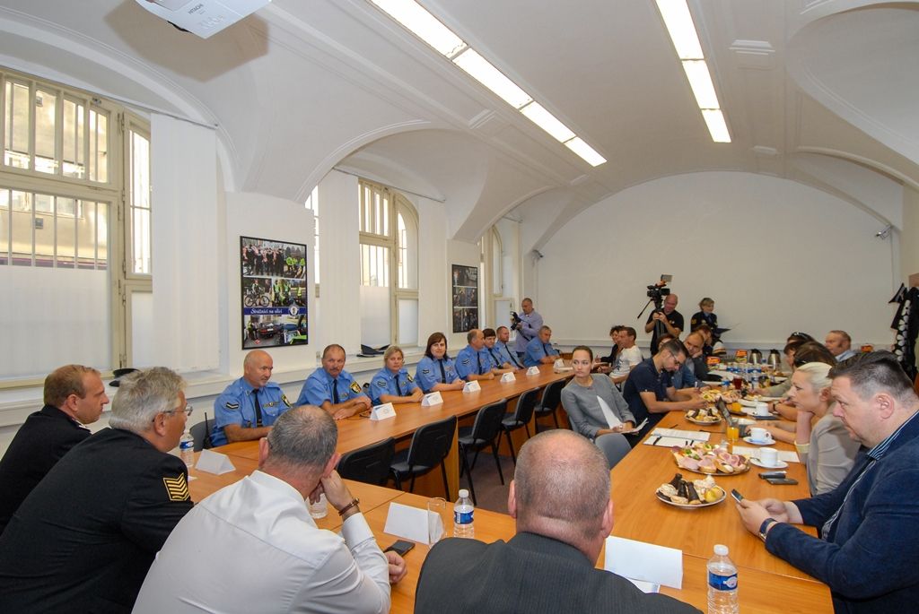 Na strážníka-okrskáře se budou moci lidé obrátit s širokou škálou problémů, týkajících se například volně pobíhajících psů, nepořádku v ulicích, černých skládek, problémů v dopravě, upozornit je rovněž mohou na skupinky lidí, které obtěžují ostatní, na rušení nočního klidu a mnoho dalšího. Ve svých okrscích budou strážníci-okrskáři k zastižení prakticky každý den, od pondělí do pátku. (foto: M. Pecuch, 6.9.2016)