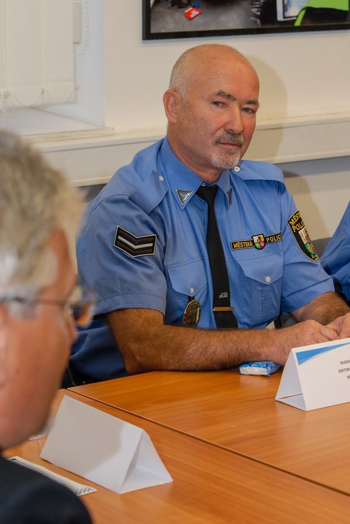 Na strážníka-okrskáře se budou moci lidé obrátit s širokou škálou problémů, týkajících se například volně pobíhajících psů, nepořádku v ulicích, černých skládek, problémů v dopravě, upozornit je rovněž mohou na skupinky lidí, které obtěžují ostatní, na rušení nočního klidu a mnoho dalšího. Ve svých okrscích budou strážníci-okrskáři k zastižení prakticky každý den, od pondělí do pátku. (foto: M. Pecuch, 6.9.2016)