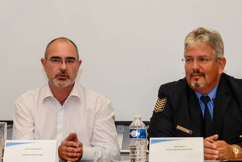 Na strážníka-okrskáře se budou moci lidé obrátit s širokou škálou problémů, týkajících se například volně pobíhajících psů, nepořádku v ulicích, černých skládek, problémů v dopravě, upozornit je rovněž mohou na skupinky lidí, které obtěžují ostatní, na rušení nočního klidu a mnoho dalšího. Ve svých okrscích budou strážníci-okrskáři k zastižení prakticky každý den, od pondělí do pátku. (foto: M. Pecuch, 6.9.2016)