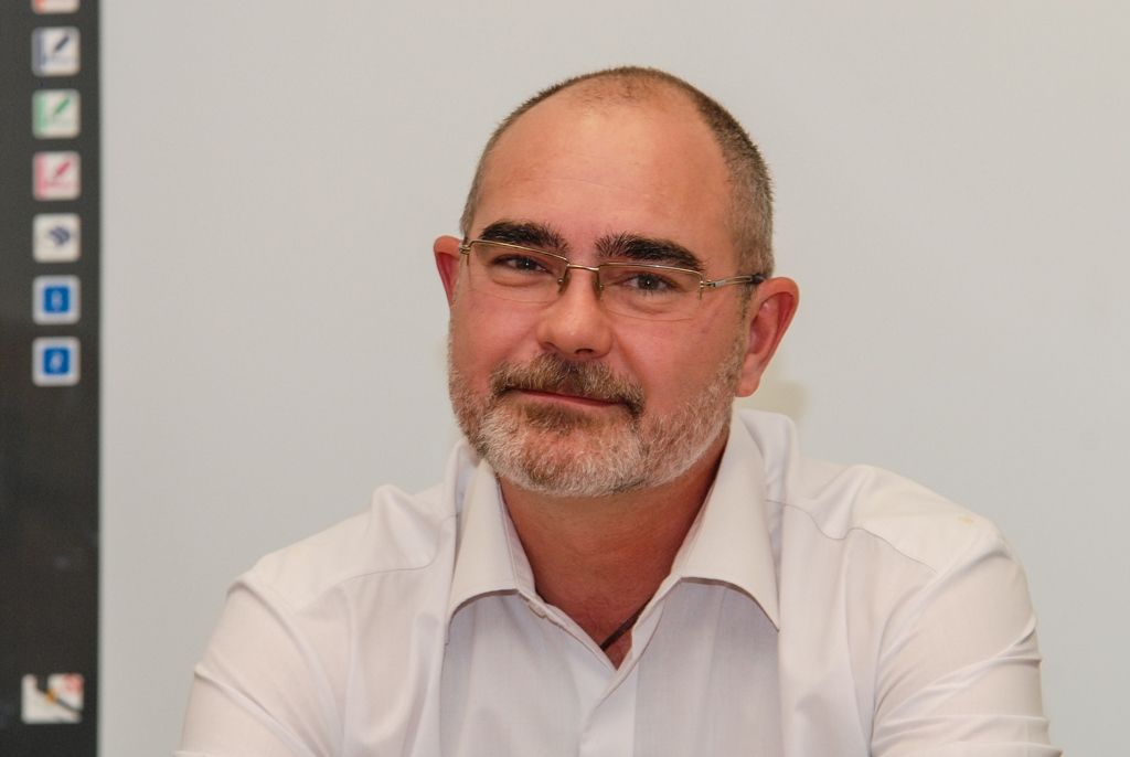 Na strážníka-okrskáře se budou moci lidé obrátit s širokou škálou problémů, týkajících se například volně pobíhajících psů, nepořádku v ulicích, černých skládek, problémů v dopravě, upozornit je rovněž mohou na skupinky lidí, které obtěžují ostatní, na rušení nočního klidu a mnoho dalšího. Ve svých okrscích budou strážníci-okrskáři k zastižení prakticky každý den, od pondělí do pátku. (foto: M. Pecuch, 6.9.2016)