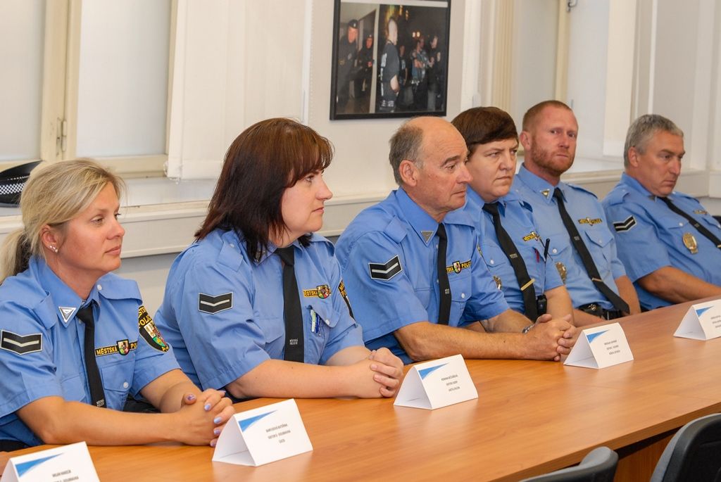 Na strážníka-okrskáře se budou moci lidé obrátit s širokou škálou problémů, týkajících se například volně pobíhajících psů, nepořádku v ulicích, černých skládek, problémů v dopravě, upozornit je rovněž mohou na skupinky lidí, které obtěžují ostatní, na rušení nočního klidu a mnoho dalšího. Ve svých okrscích budou strážníci-okrskáři k zastižení prakticky každý den, od pondělí do pátku. (foto: M. Pecuch, 6.9.2016)