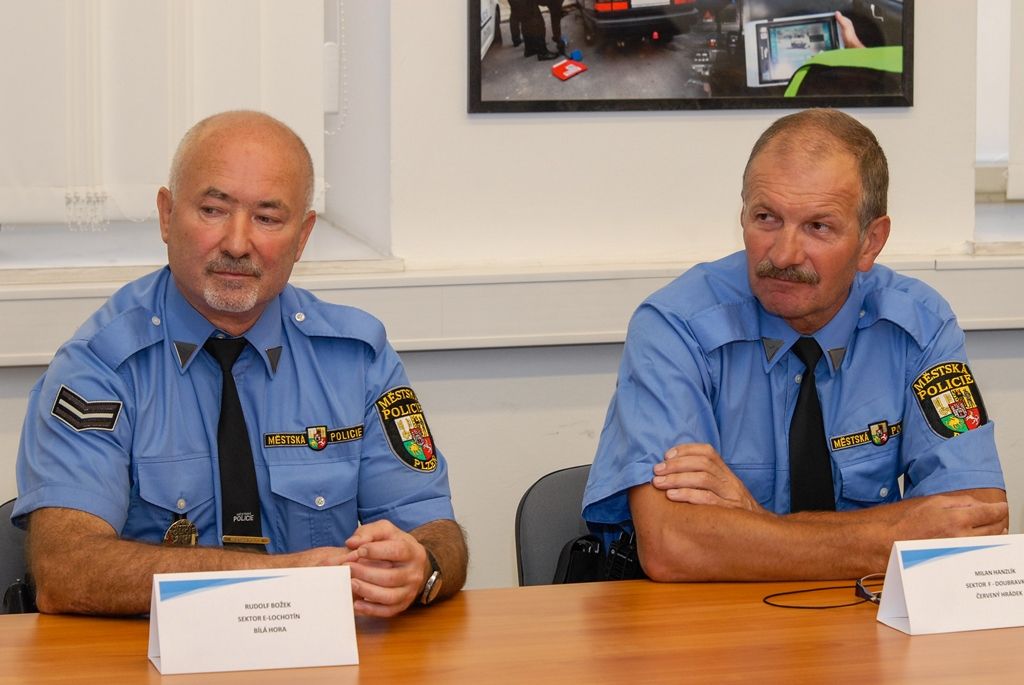 Na strážníka-okrskáře se budou moci lidé obrátit s širokou škálou problémů, týkajících se například volně pobíhajících psů, nepořádku v ulicích, černých skládek, problémů v dopravě, upozornit je rovněž mohou na skupinky lidí, které obtěžují ostatní, na rušení nočního klidu a mnoho dalšího. Ve svých okrscích budou strážníci-okrskáři k zastižení prakticky každý den, od pondělí do pátku. (foto: M. Pecuch, 6.9.2016)